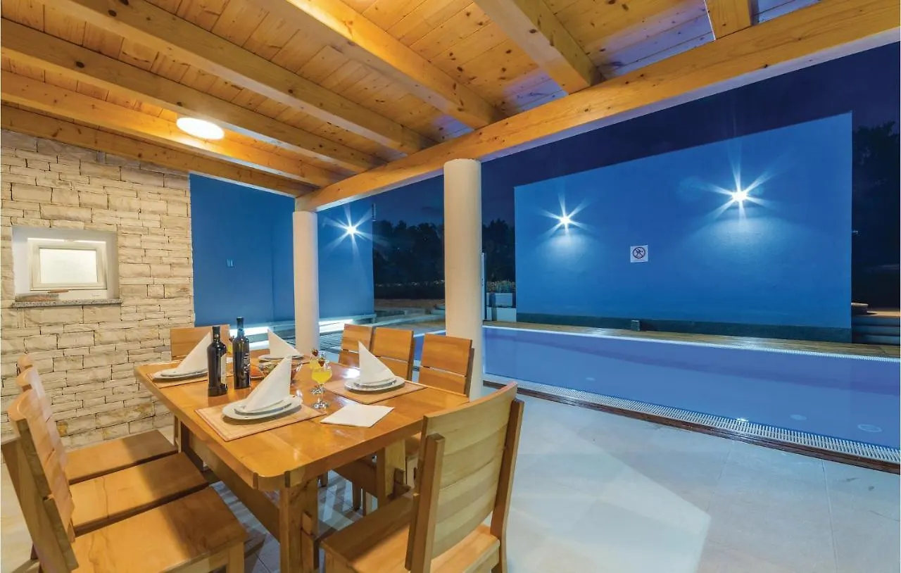 2 Bedroom Lovely Apartment In Veli Rat Verunić