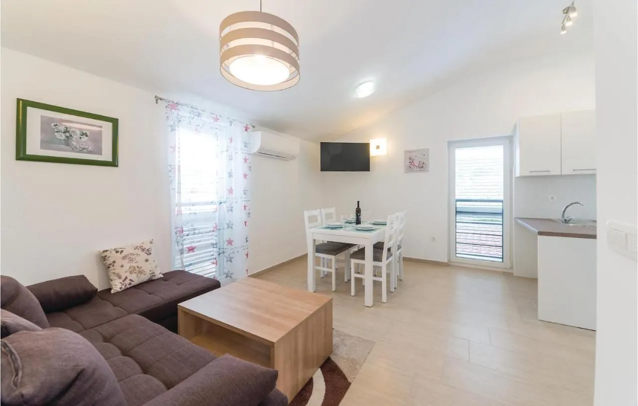 2 Bedroom Lovely Apartment In Veli Rat Verunić