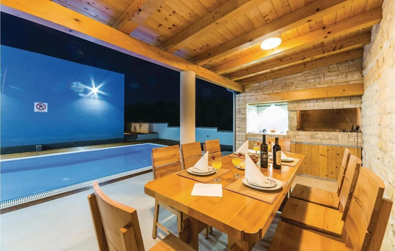 2 Bedroom Lovely Apartment In Veli Rat Verunić Kroatien