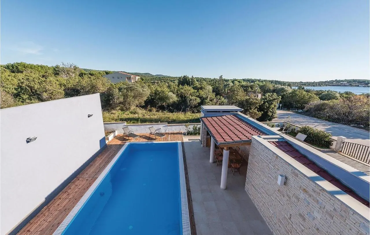 2 Bedroom Lovely Apartment In Veli Rat Verunić
