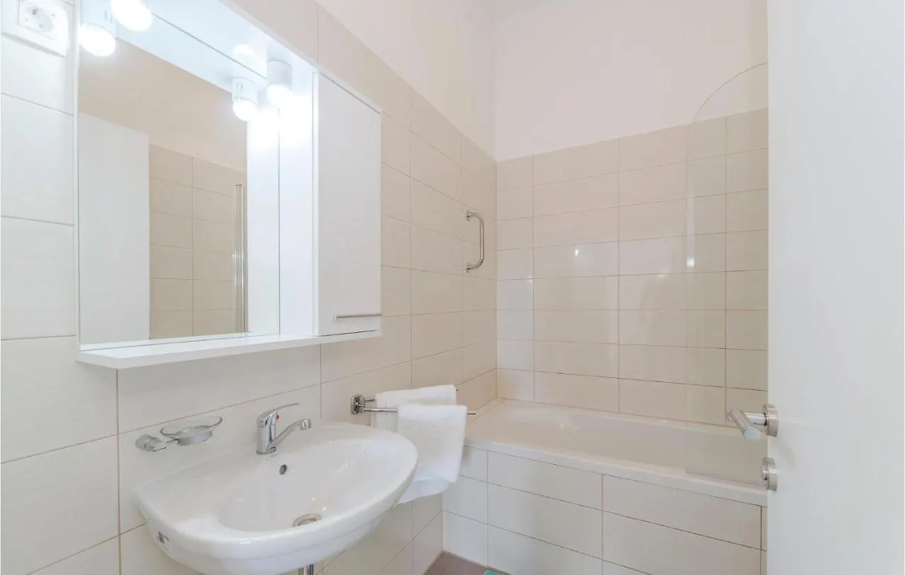 2 Bedroom Lovely Apartment In Veli Rat Verunić Kroatien