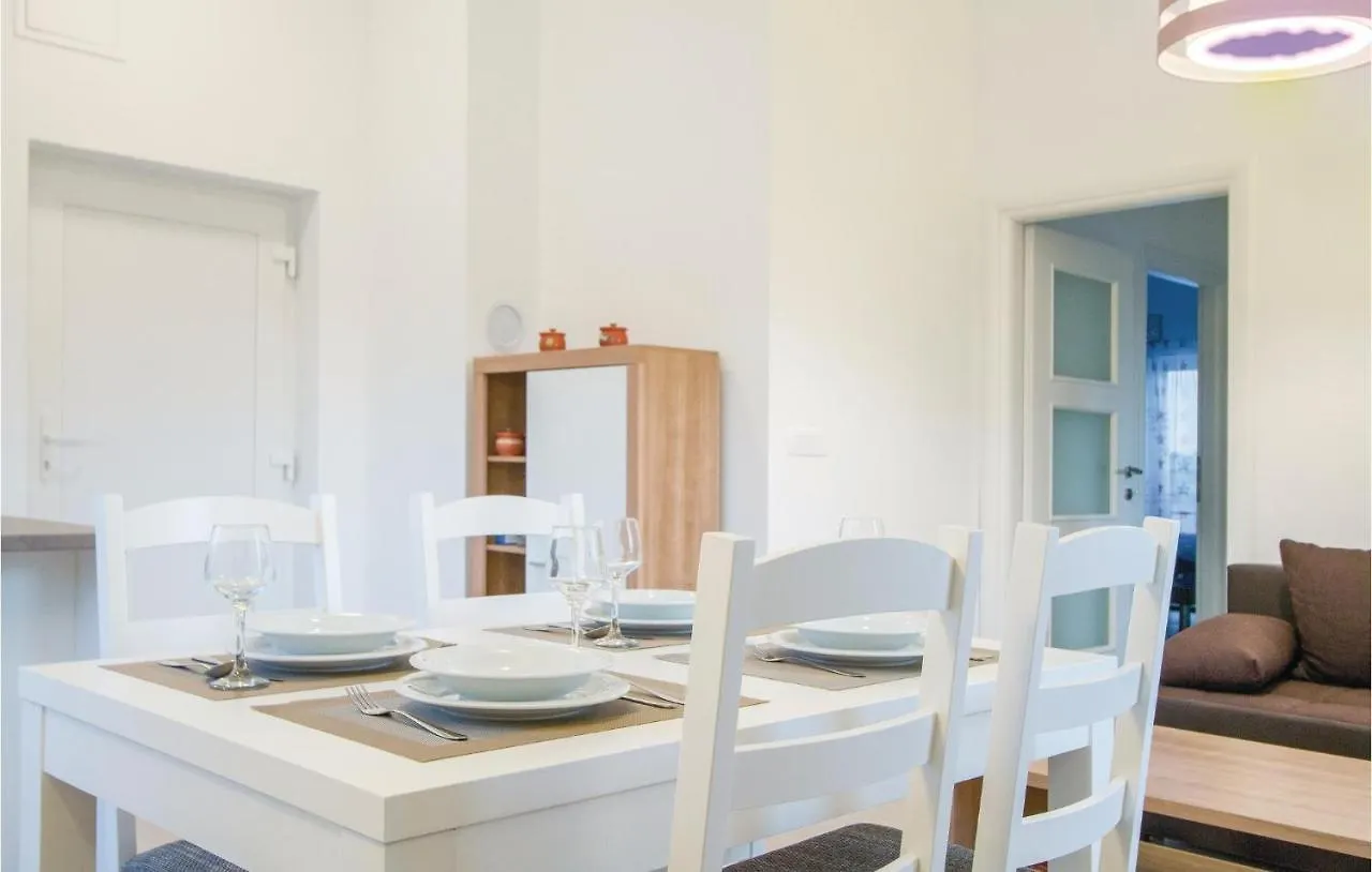 2 Bedroom Lovely Apartment In Veli Rat Verunić