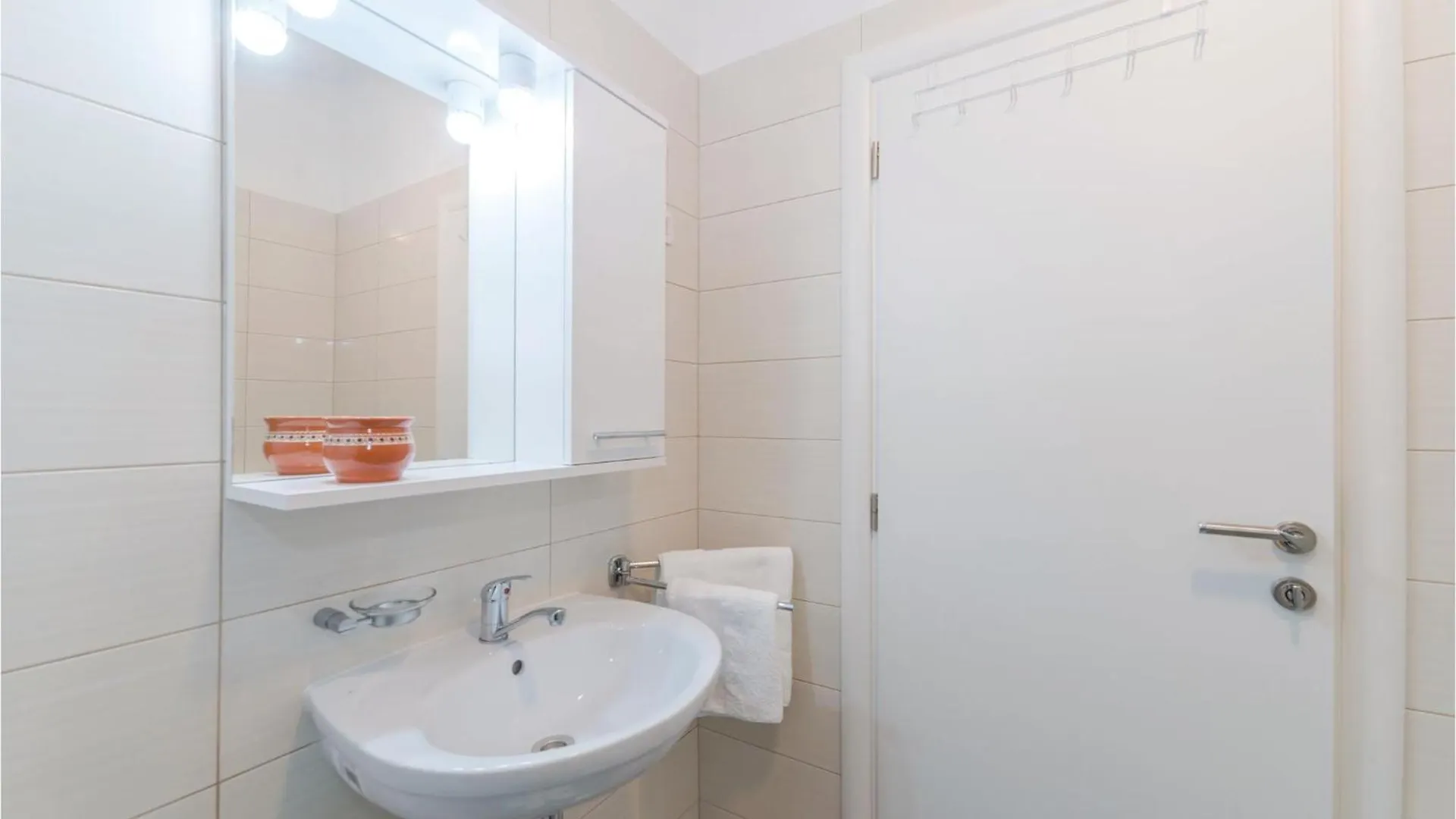 2 Bedroom Lovely Apartment In Veli Rat Verunić